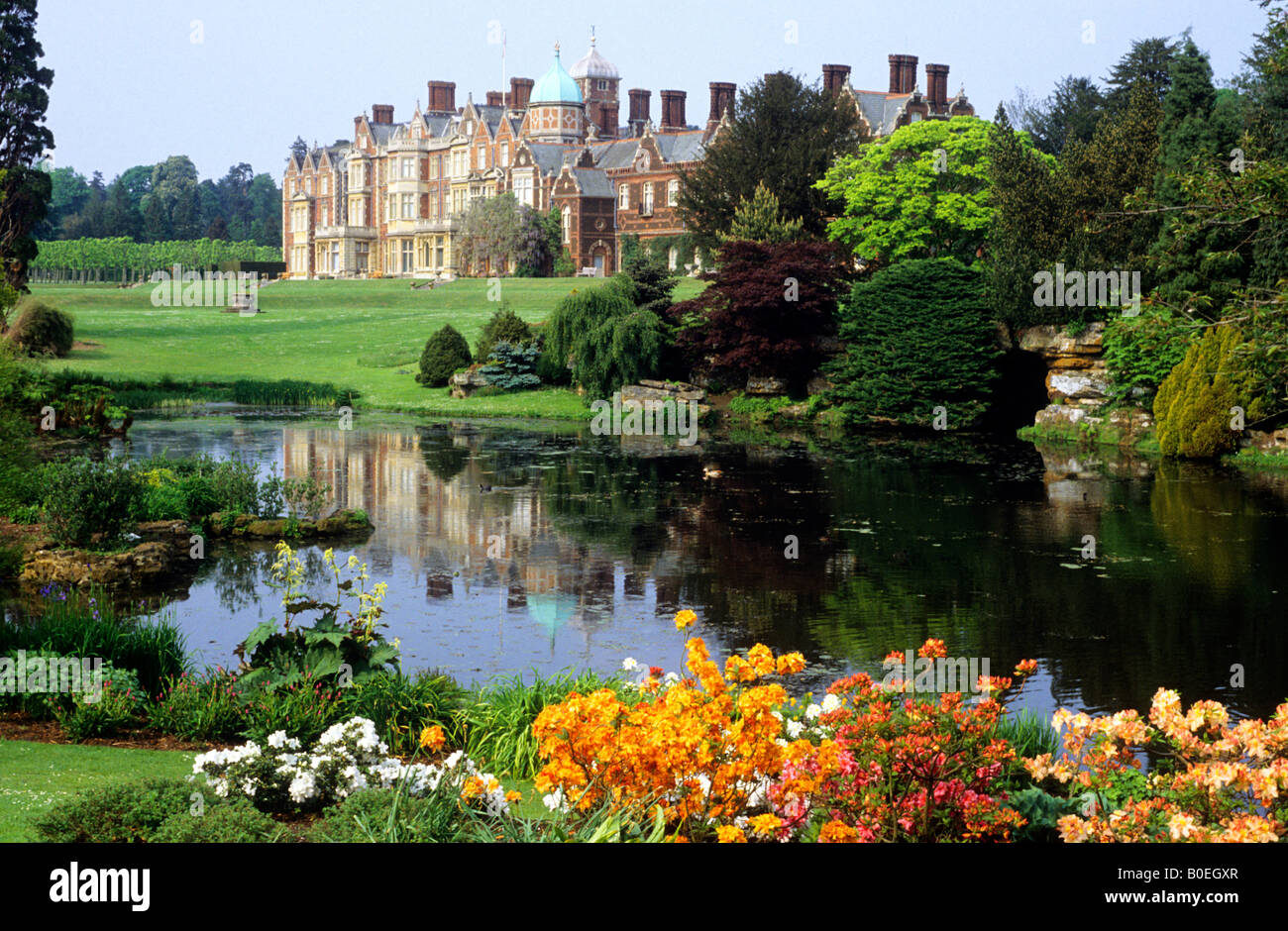 Sandringham House Norfolk Royal Queens residence royalty maestosa casa lake gardens azalea England Regno Unito East Anglia Viaggi Turismo Foto Stock