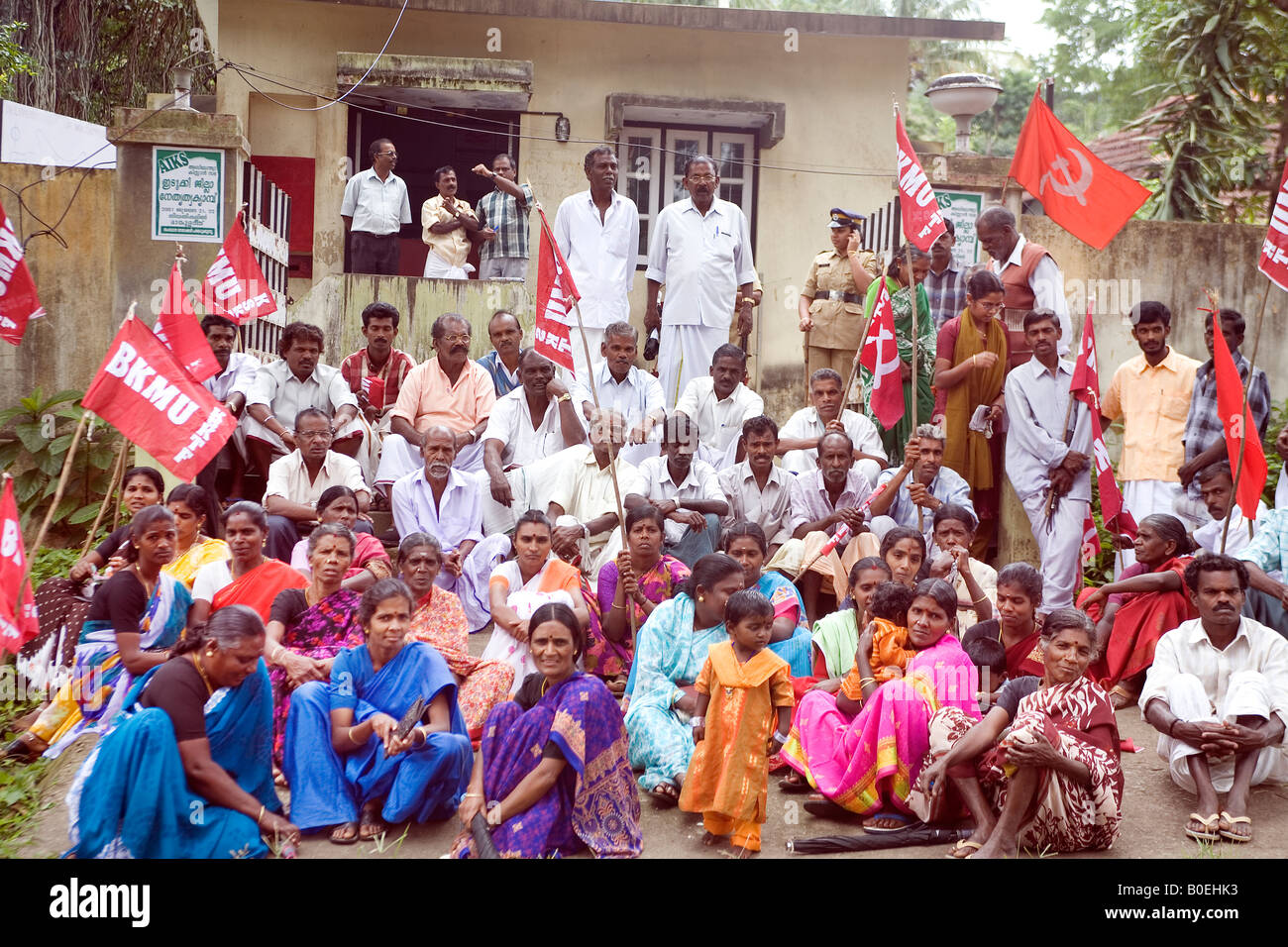 Il Partito comunista protesta Rally Terra indiana lavoratori Unione BKMU tenendo un sedersi Foto Stock