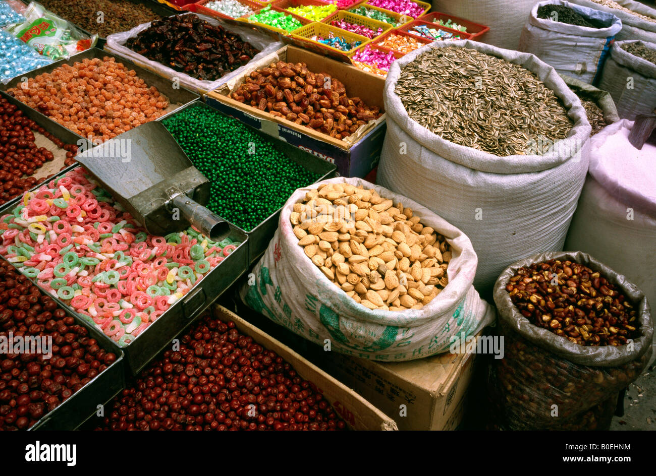 2 luglio 2006 - frutta secca e dolci per la vendita a Kashgar il mercato della domenica nella provincia cinese dello Xinjiang. Foto Stock