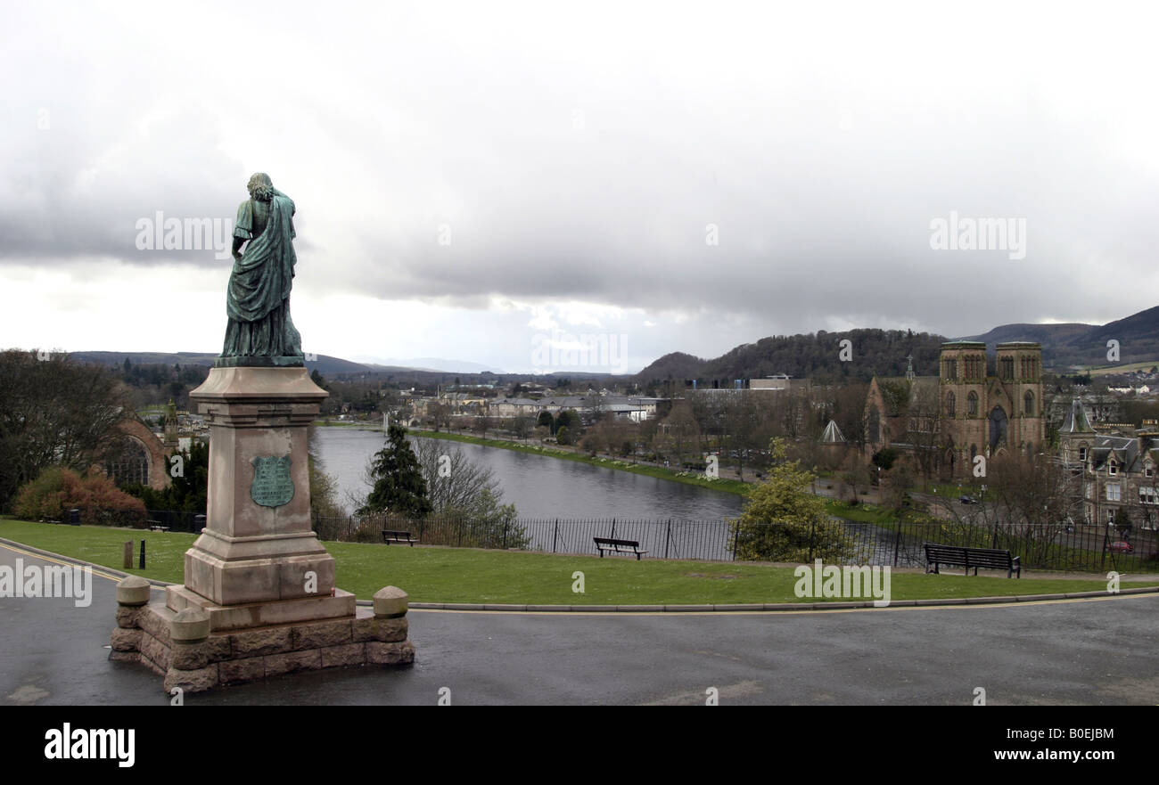 Una statua di Flora MacDonald si affaccia sul fiume Ness in Inverness Foto Stock