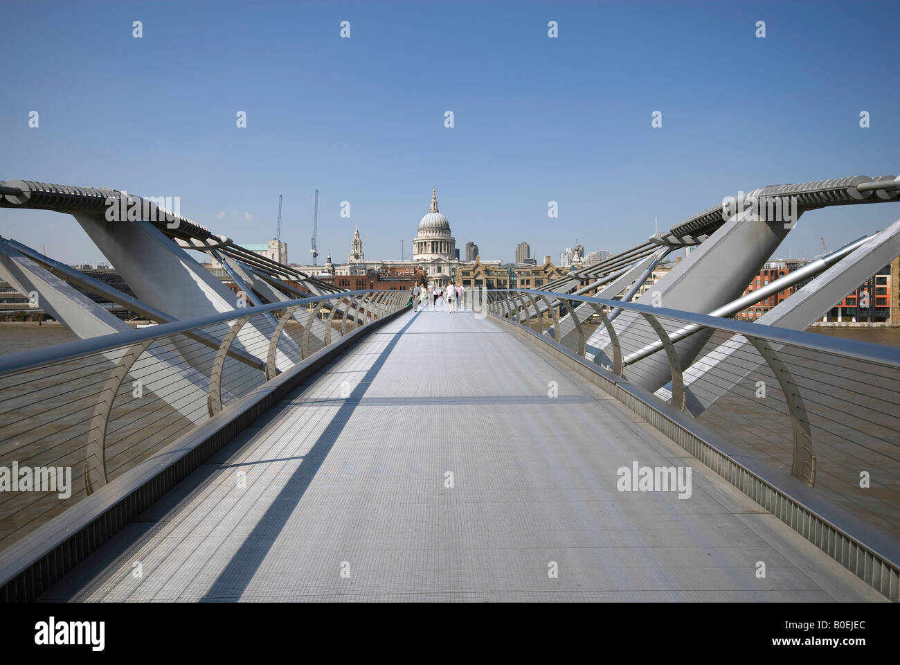 Il Millennium Bridge, il fiume Tamigi, Londra, Inghilterra Foto Stock