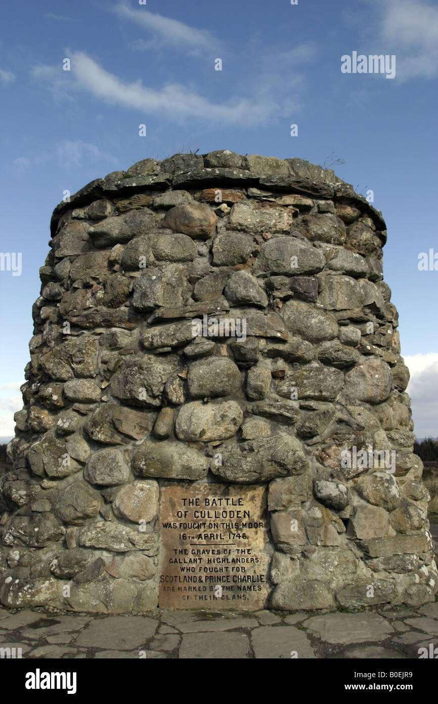 Cairn contrassegnando la battaglia di Culloden Moor vicino a Inverness Foto Stock