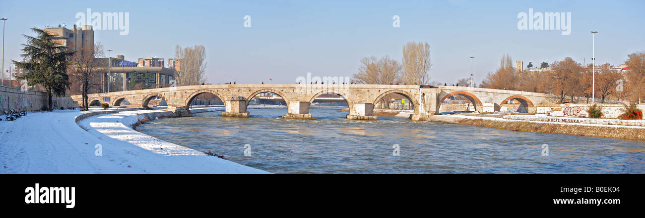 Panorama del ponte di pietra a Skopje Foto Stock