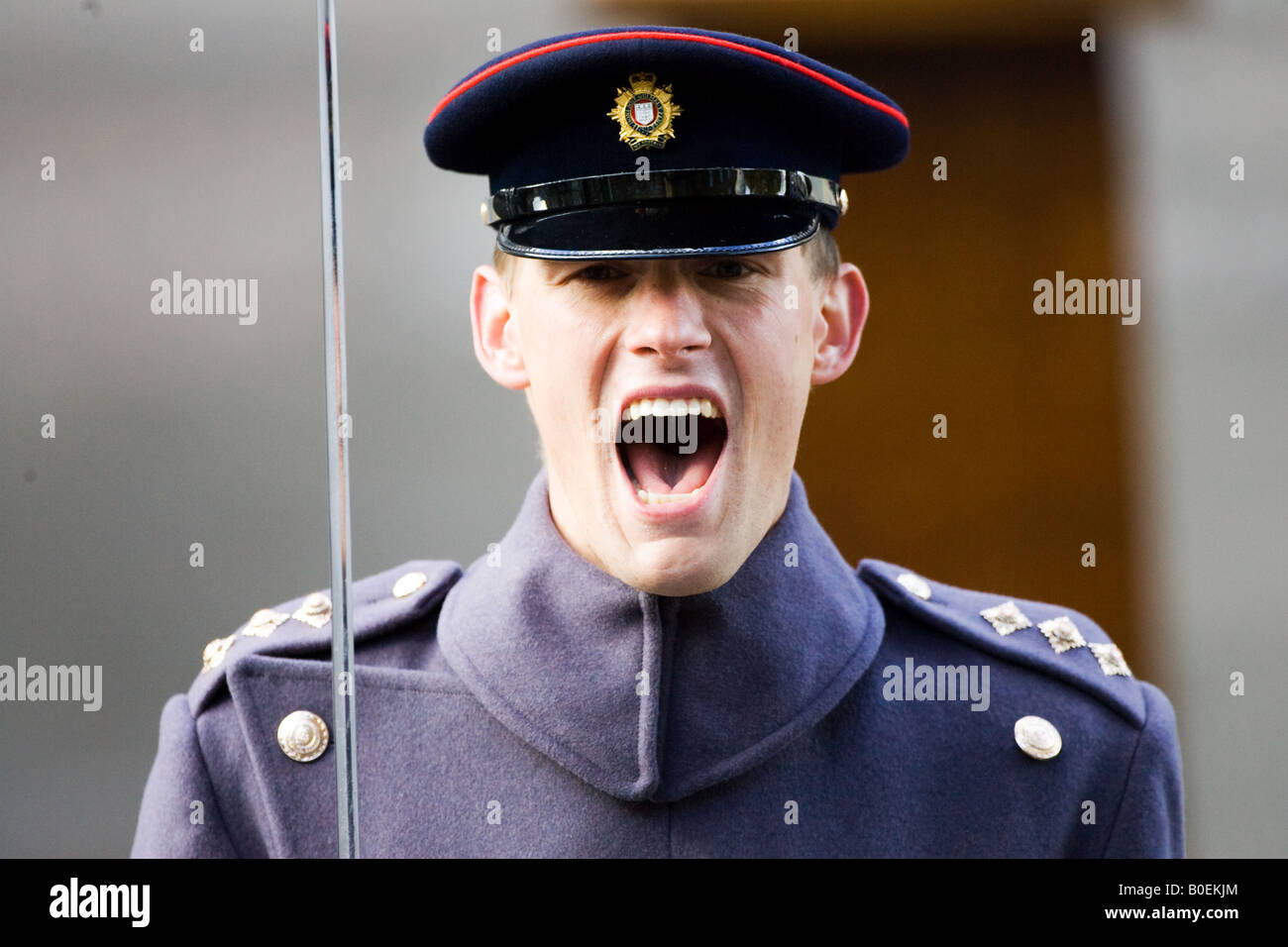 Army officer gridando ordini presso il Cenotafio Londra Inghilterra Regno Unito Foto Stock