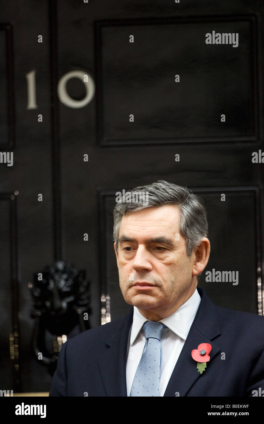 Il primo ministro Gordon Brown si erge al di fuori del numero 10 di Downing Street London Regno Unito Foto Stock