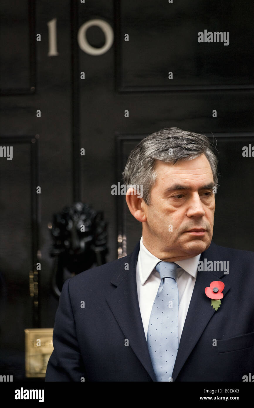 Il primo ministro Gordon Brown si erge al di fuori del numero 10 di Downing Street London Regno Unito Foto Stock
