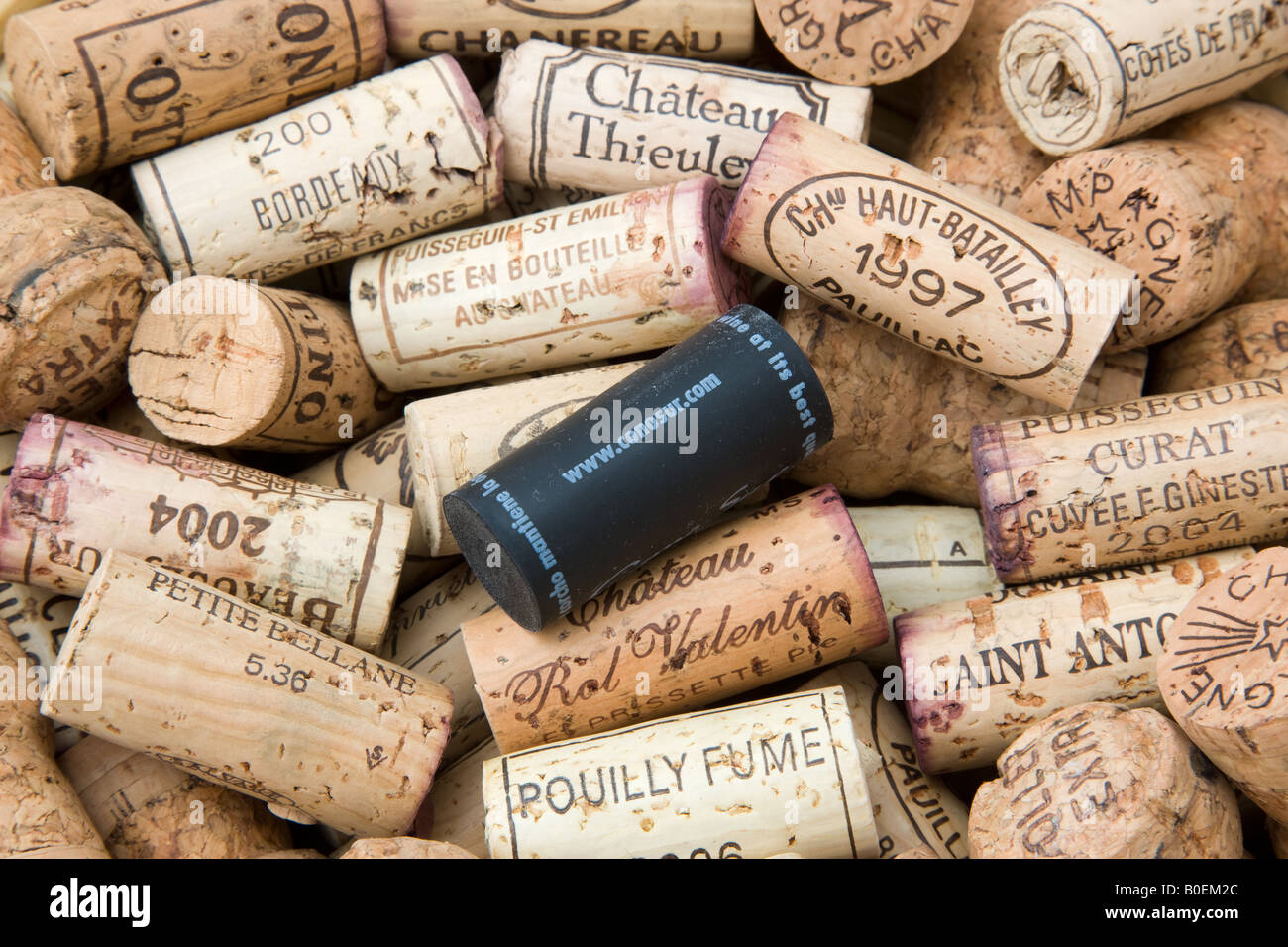 Tradizionale bottiglia di vino i tappi di sughero con nuovo stile moderno tappo  di plastica Foto stock - Alamy