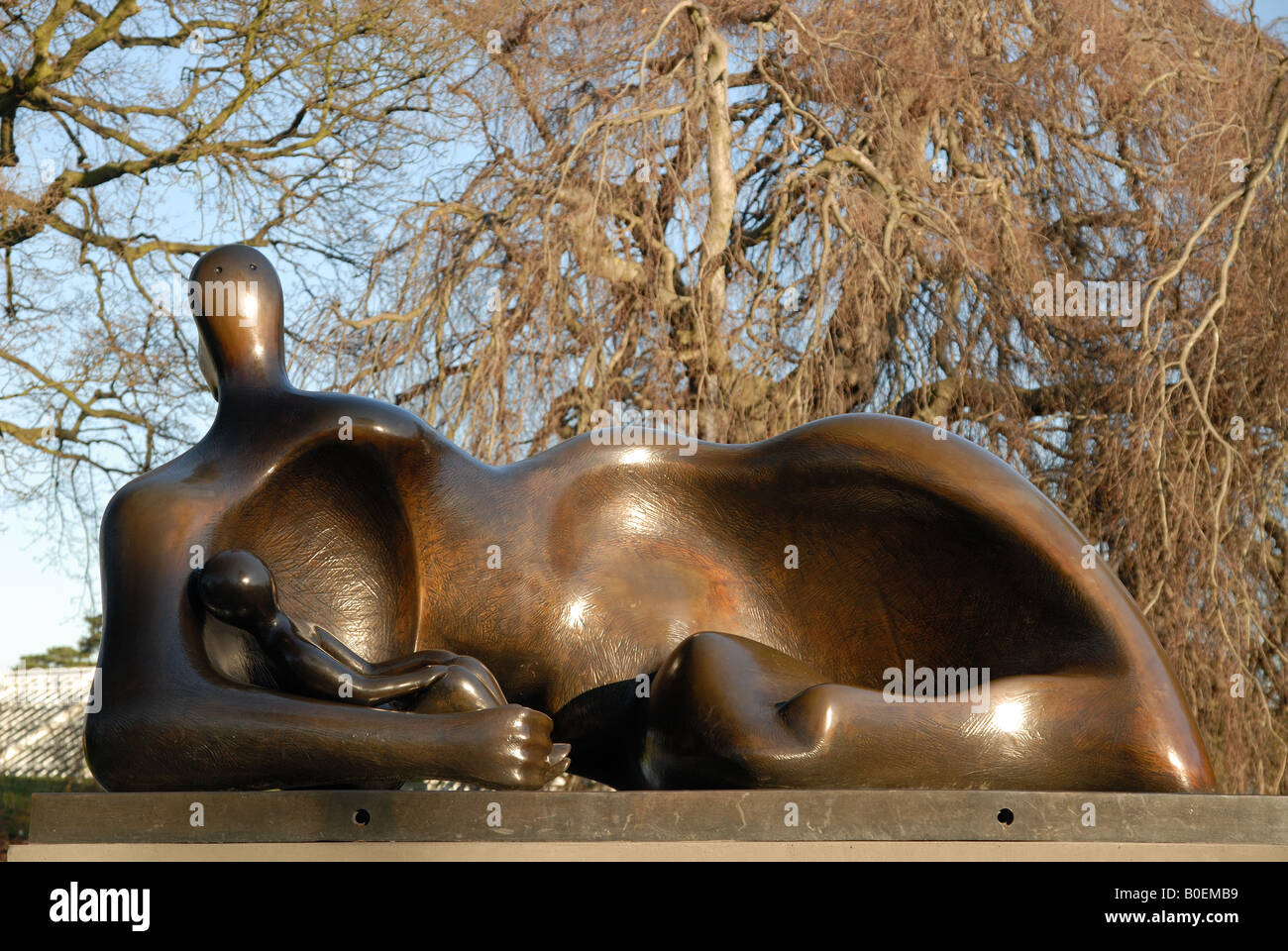Henry Moore scultura, drappeggiati reclino la madre e il Bambino, sul display a Kew Gardens Foto Stock
