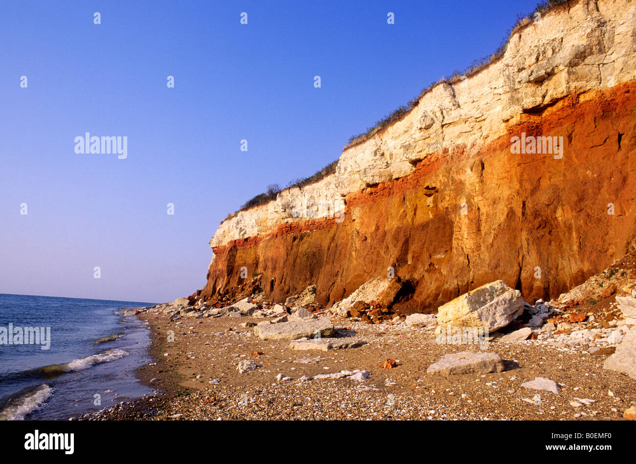 Hunstanton scogliere a più strati colorati carstone chalk Norfolk strata geologia di stratificazione geologica roccia sedimentaria coast Foto Stock