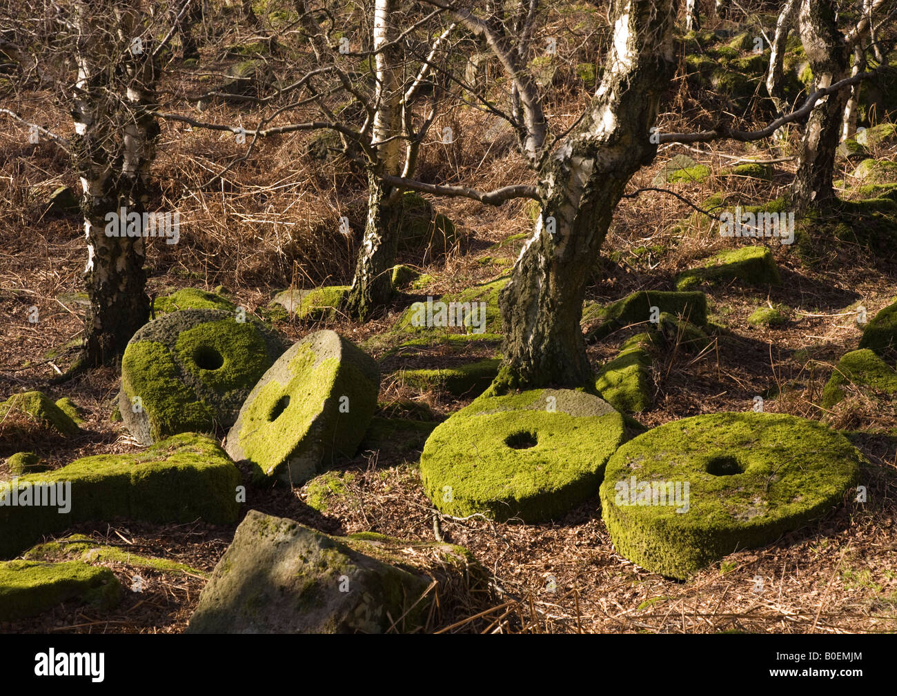 Pietre di mulino scartato inutilizzati bordo macina Foto Stock