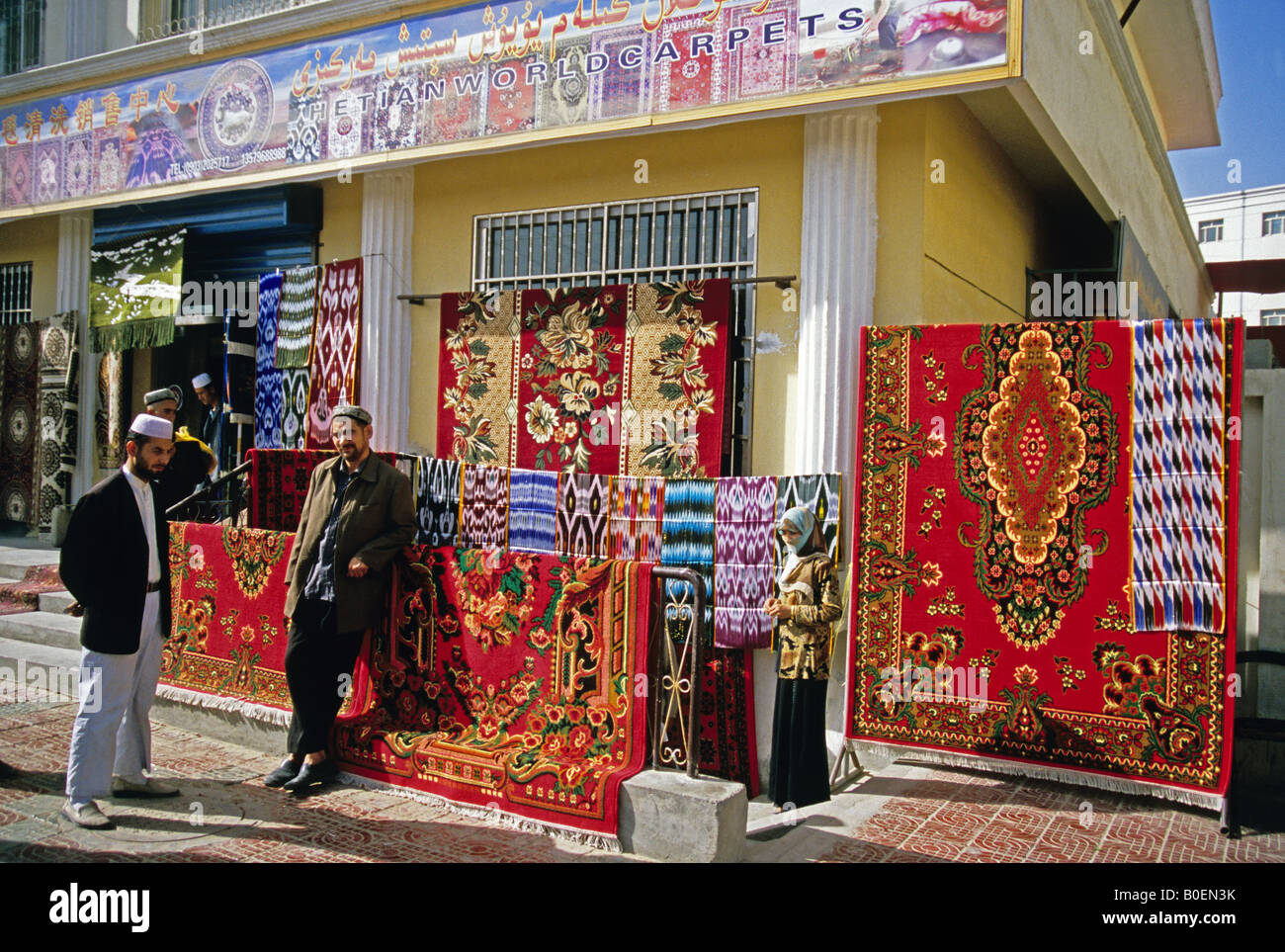 Uiguri a Khotan (Hetian) negozio di tappeti a sud della Via della Seta in Xinjiang Foto Stock