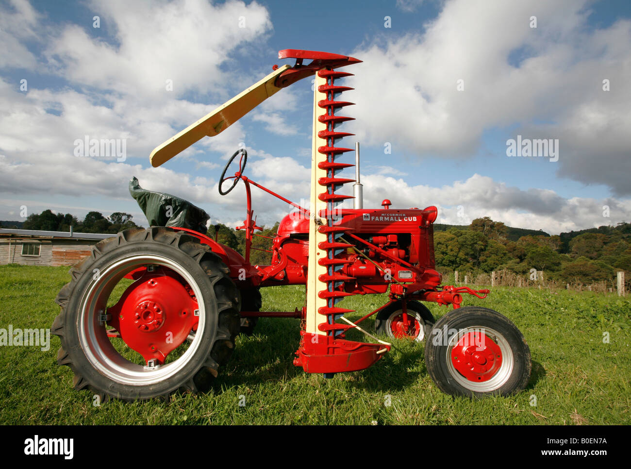 Antique 1952 International Farmall Cub Trattore con tosaerba Foto Stock