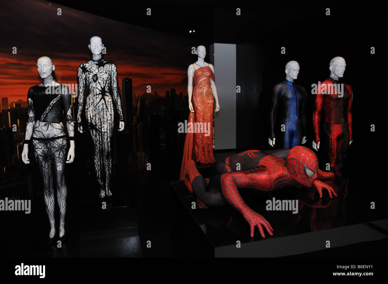 Un display in un allestimento in Costume Institute a New York il Metropolitan Museum of Art di abbigliamento ispirato da Uomo Ragno Foto Stock