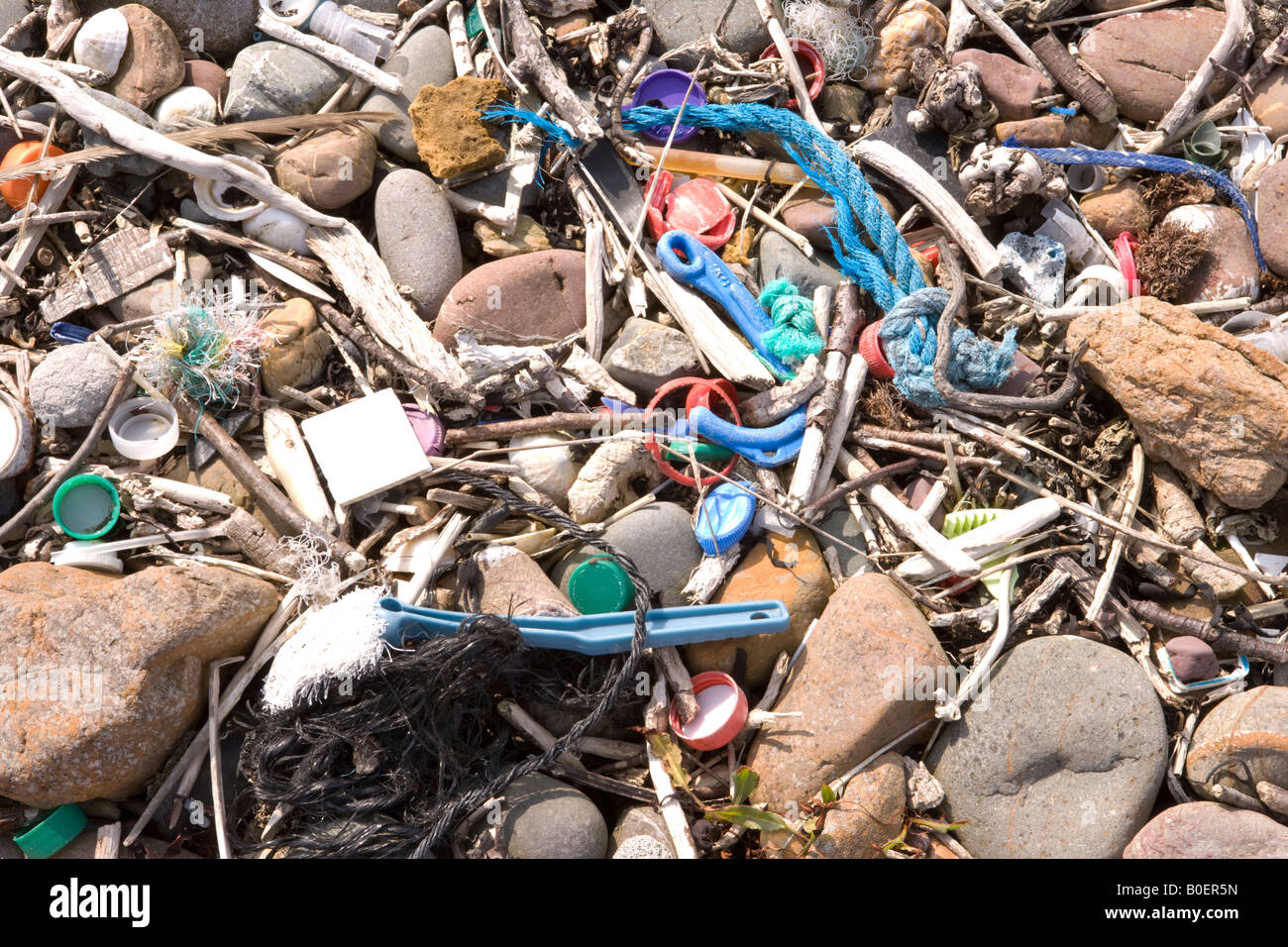 Irish spiaggia mare inquinamento plastica rifiuti sul litorale al marchio highwater Scotland Regno Unito Foto Stock