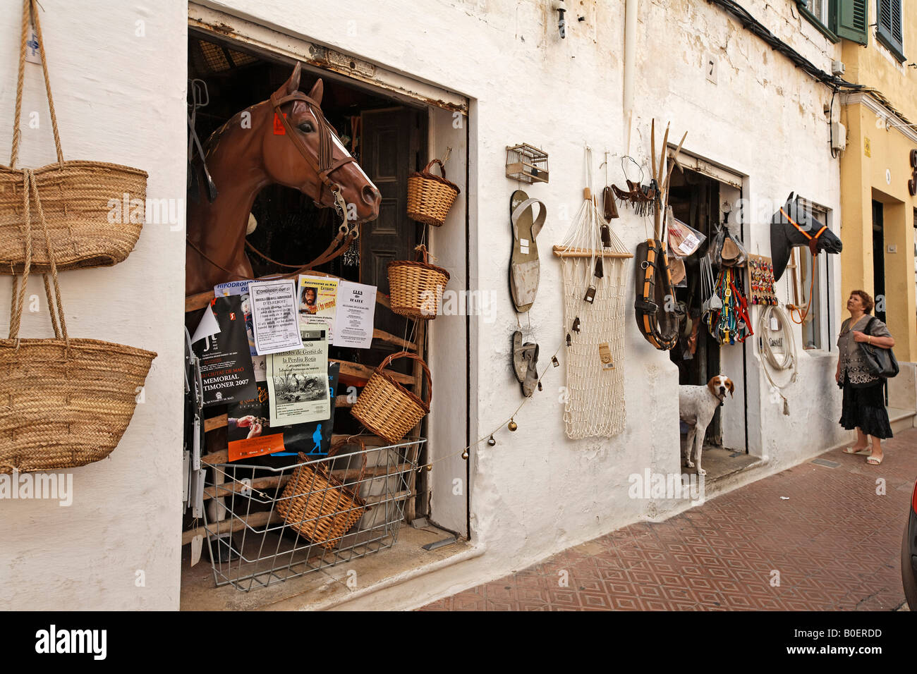 Spagna Minorca Mahon centro storico negozio divertente con cavallo in vetrina Foto Stock