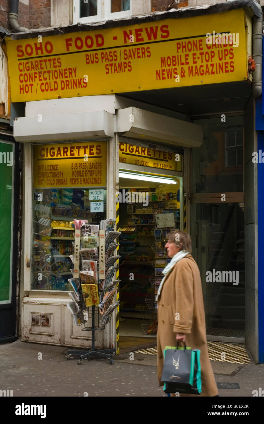 Tabaccaio e negozio di pasticceria in Soho London REGNO UNITO Foto Stock