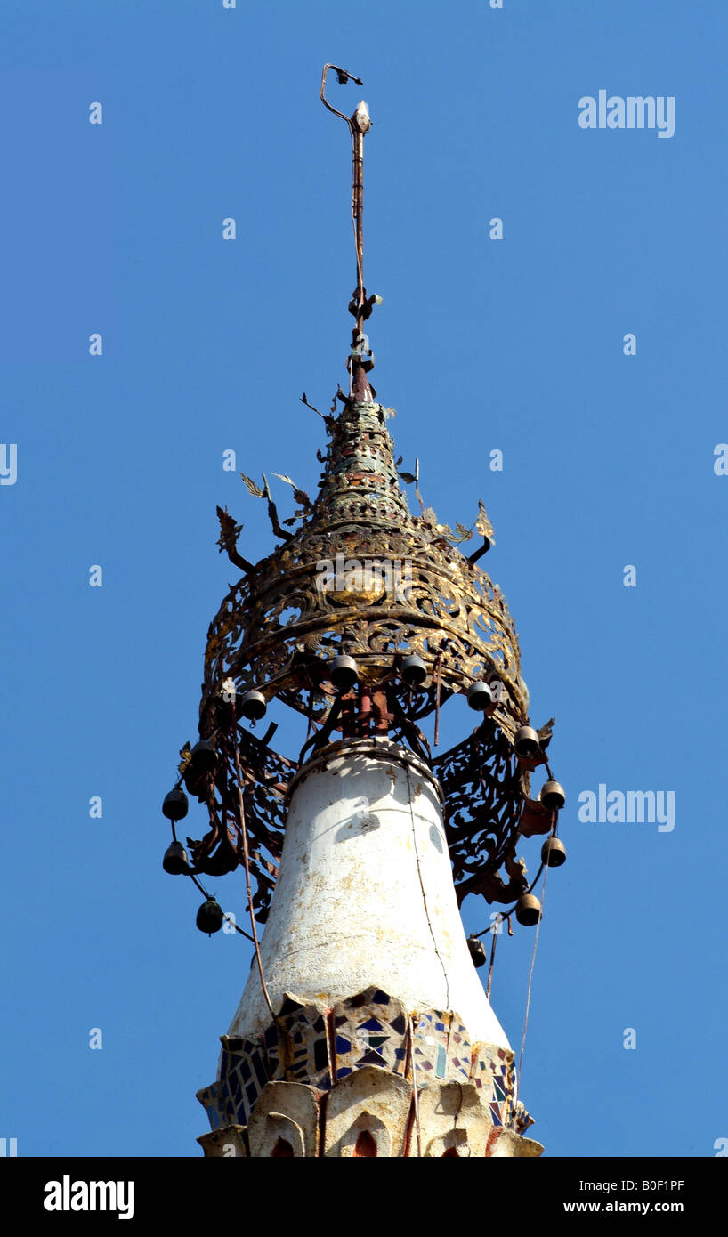 La guglia dorata e campane di un tempio buddista contro un cielo blu, Thailandia. Foto Stock