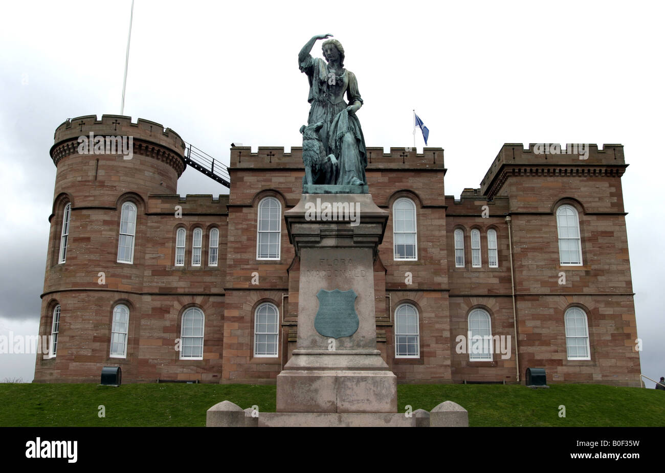 Statua di Flora MacDonald al di fuori del castello di Inverness Scozia Scotland Foto Stock