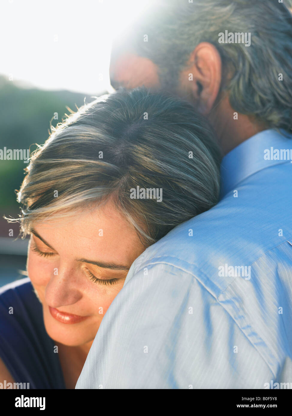Uomo maturo abbracciando donna matura Foto Stock