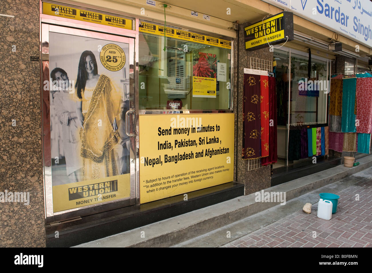 Dubai, Emirati arabi uniti (EAU). Il panno Souk (mercati). Un trasferimento di denaro di Western Union office Foto Stock