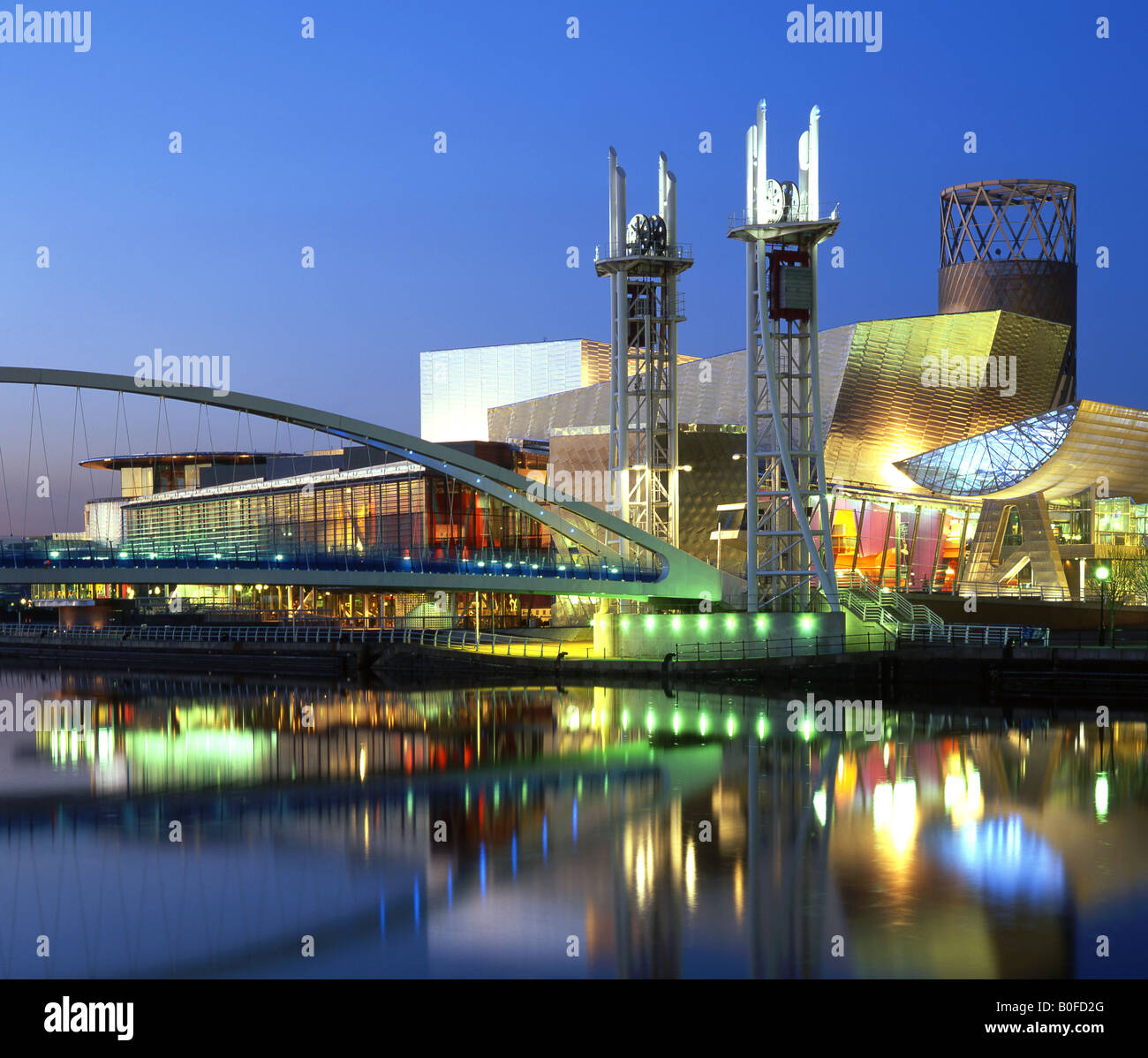 The Lowry Centre Theatre and Footbridge at Night, Salford Quays, Greater Manchester, Inghilterra, Regno Unito Foto Stock