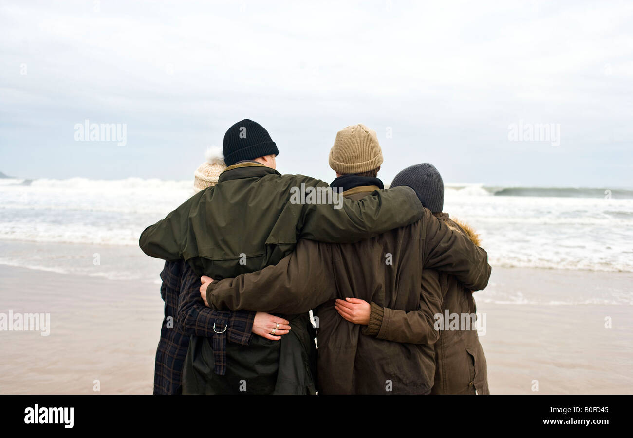 Gruppo di amici costeggiata sulla spiaggia Foto Stock