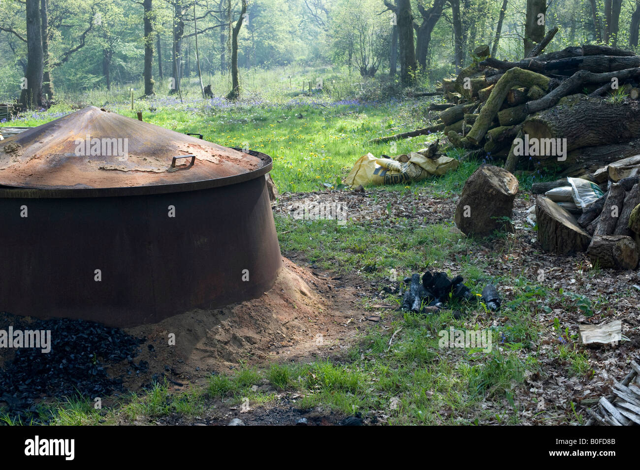 Replica di Carbone / forno a Westonbirt Arboretum. Gloucestershire in Inghilterra Foto Stock