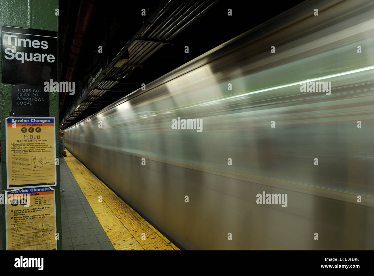 Treno veloce a Times Square La stazione della metropolitana di New York City Foto Stock