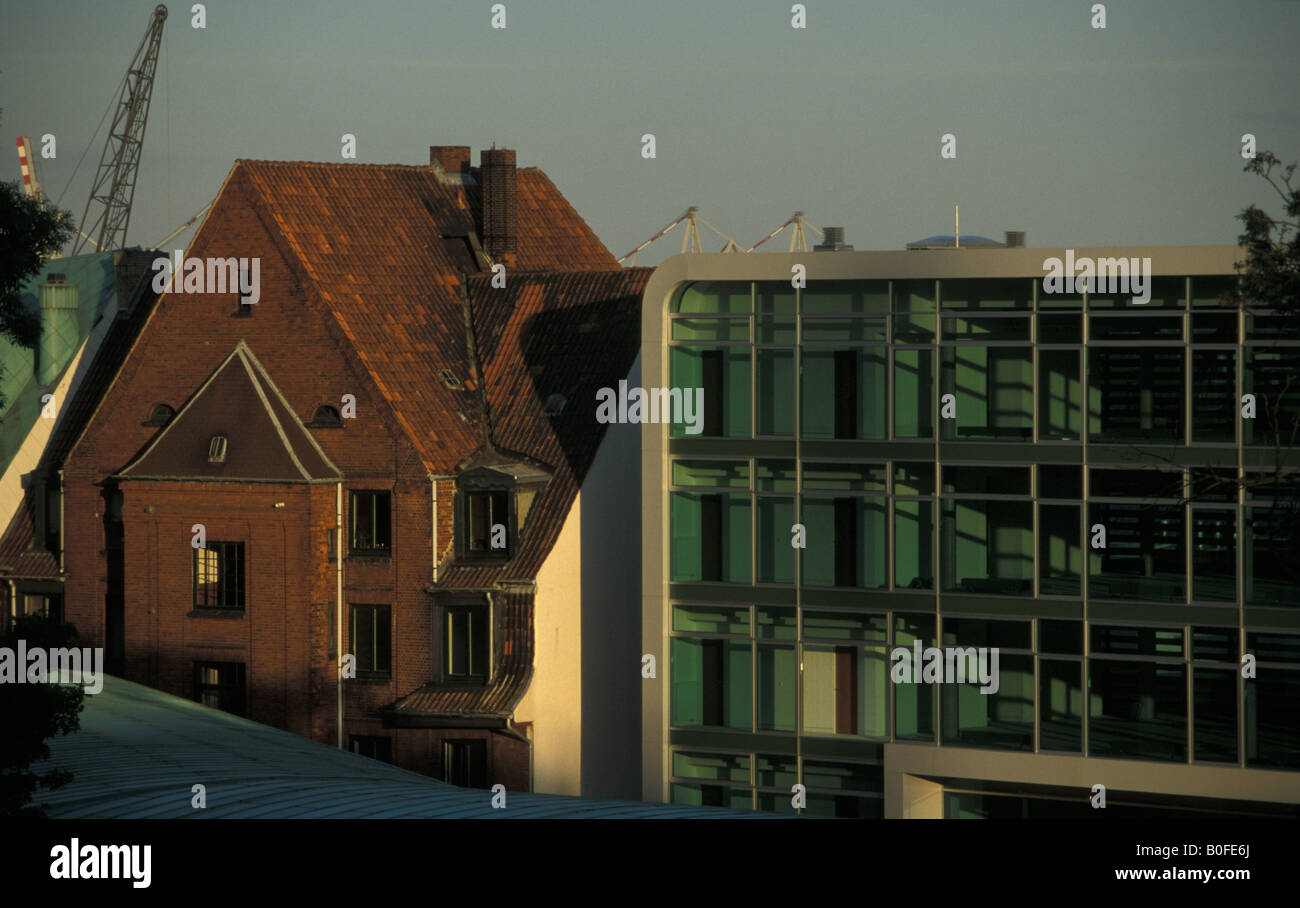 Storico edificio di mattoni tra gli edifici moderni a Amburgo, Germania Foto Stock