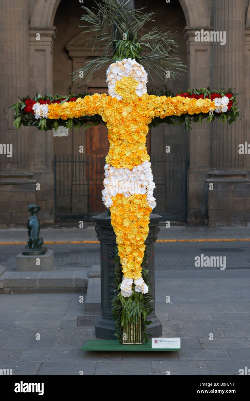 Gesù sulla croce fatta da fiori. Cruces de Mayo (maggio croci) fiesta a Las Palmas di Gran Canaria. Foto Stock