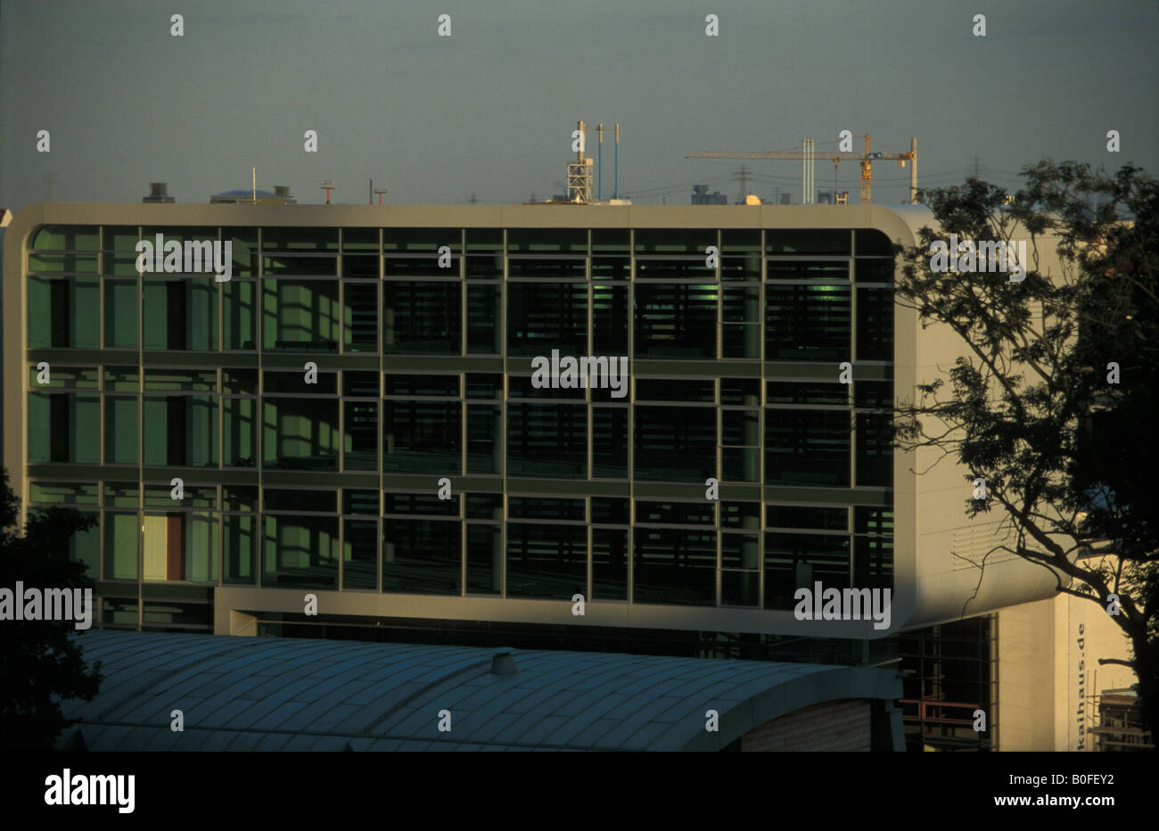 L'ultra-moderna architettura dell'edificio per uffici 'Dockland' degli architetti, Bothe Richter Teherani, BRT presso il fiume Elba Foto Stock