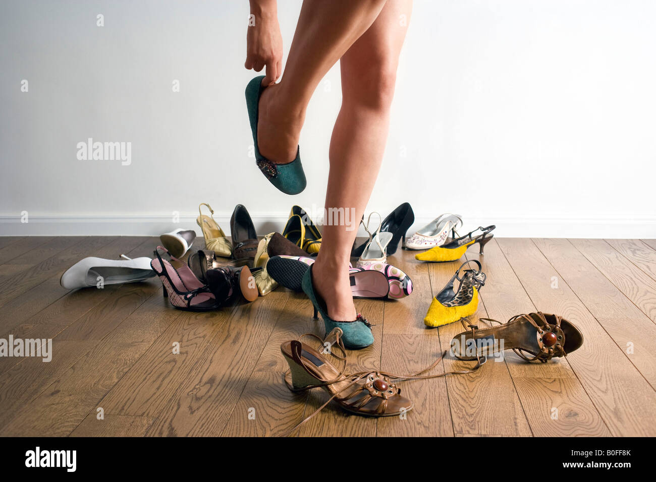 Gambe circondato da calzature Foto Stock