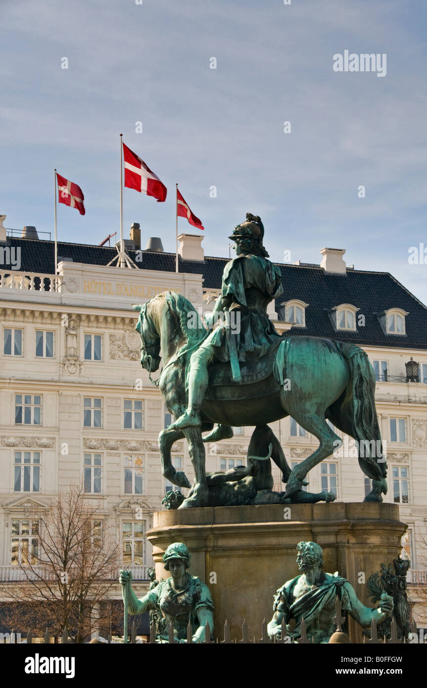 Christian V statua & Hotel d'Angleterre, Kongens Nytorv, Copenaghen, Danimarca, Europa Foto Stock