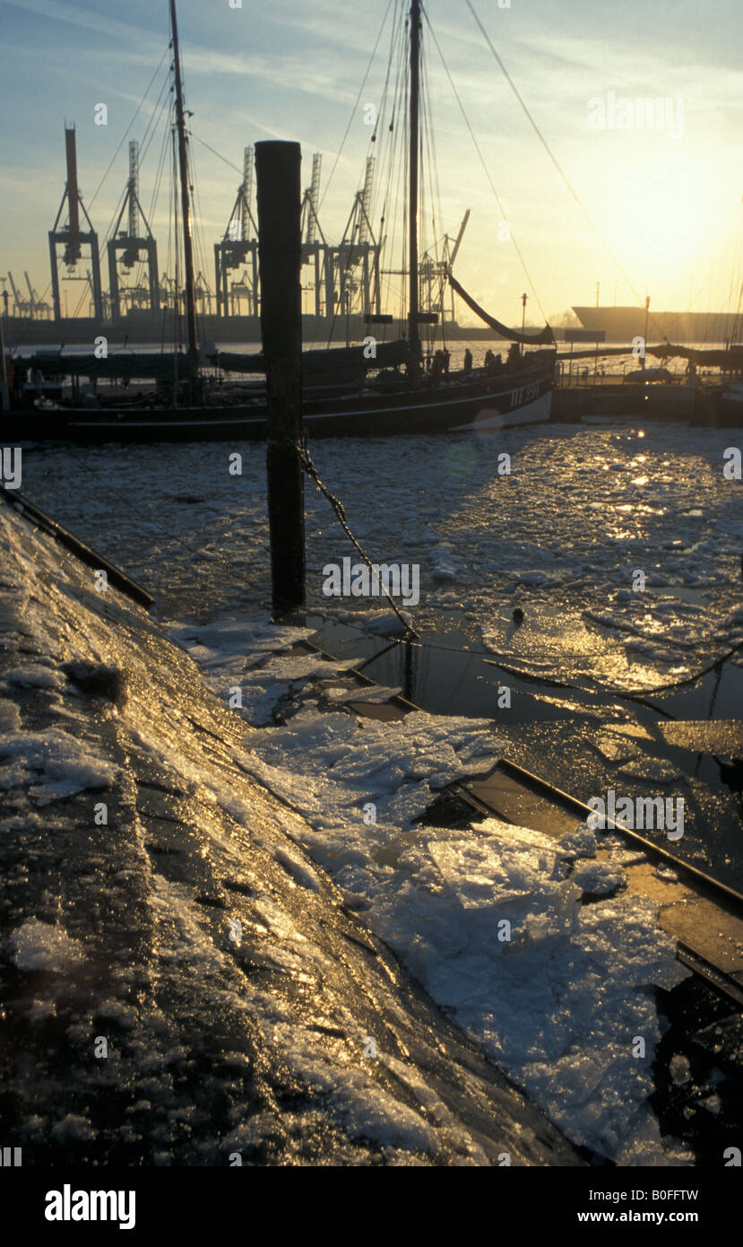 Il molo 'Neumuehlen', storico delle navi nel porto di musei "Oevelgoenne' e ghiaccio galleggiante sul fiume Elba Foto Stock