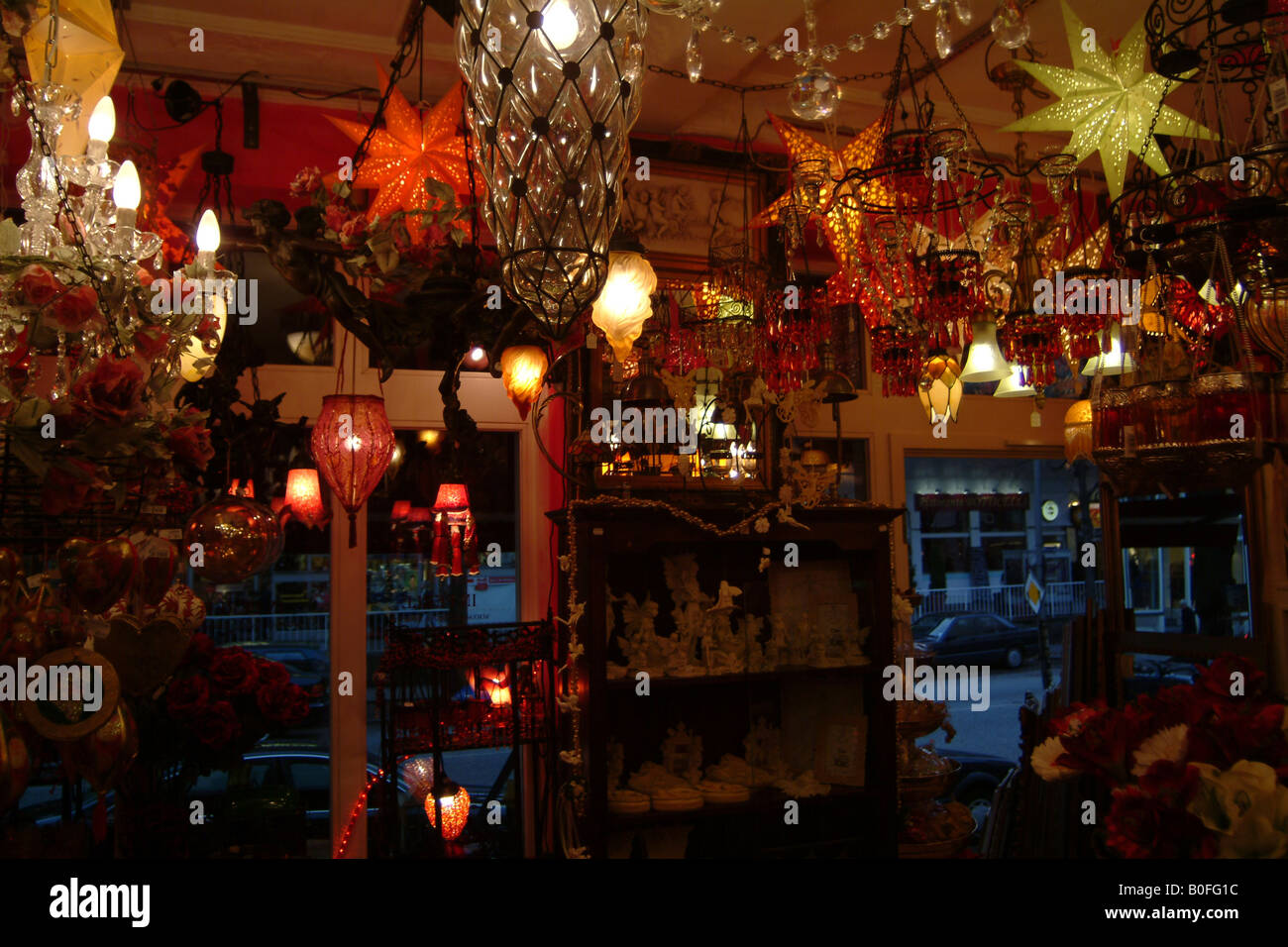 Shop Interno con presenta e lampade in Amburgo, Germania Foto Stock