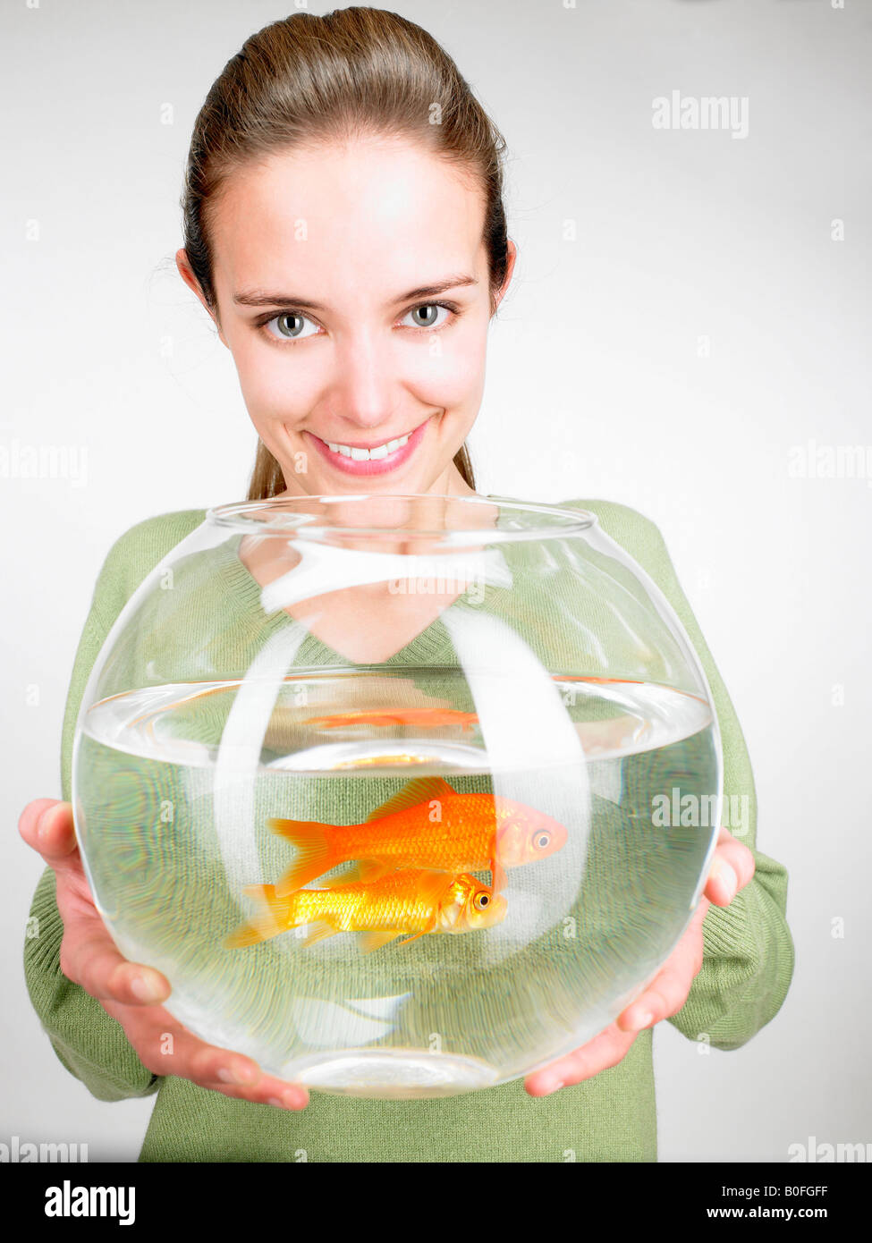 Donna che consegna a un goldfish aquarium Foto Stock
