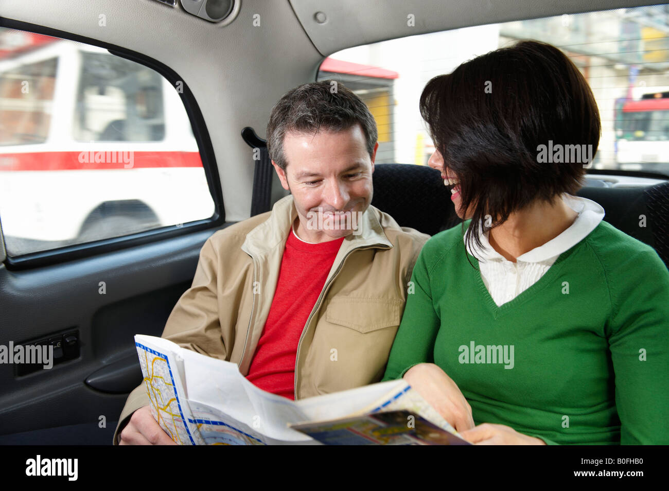 Paio di lettura mappa in taxi a Londra Foto Stock