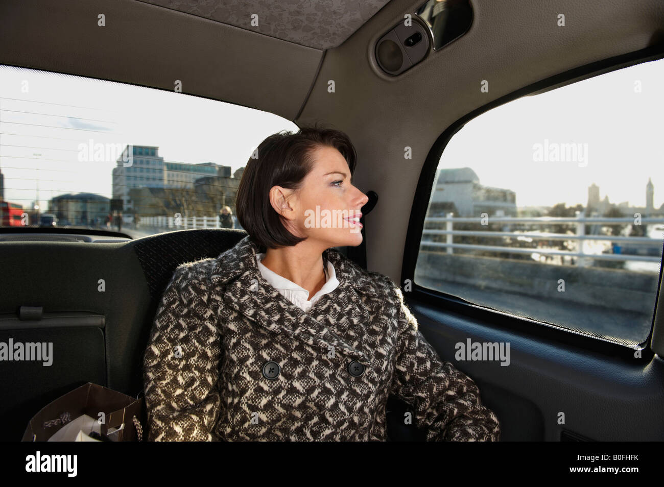 Donna in taxi a Londra Foto Stock