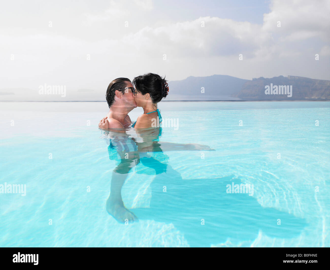 Giovane baciare in piscina Foto Stock