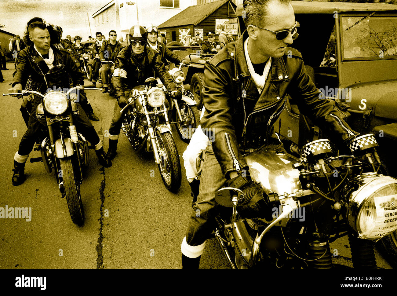 Greaser anni cinquanta rockers pista su British classic BSA Norton motocicli a Goodwood Foto Stock
