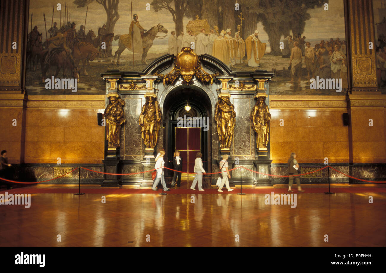 La storica sala da ballo nel municipio di Amburgo, Germania Foto Stock