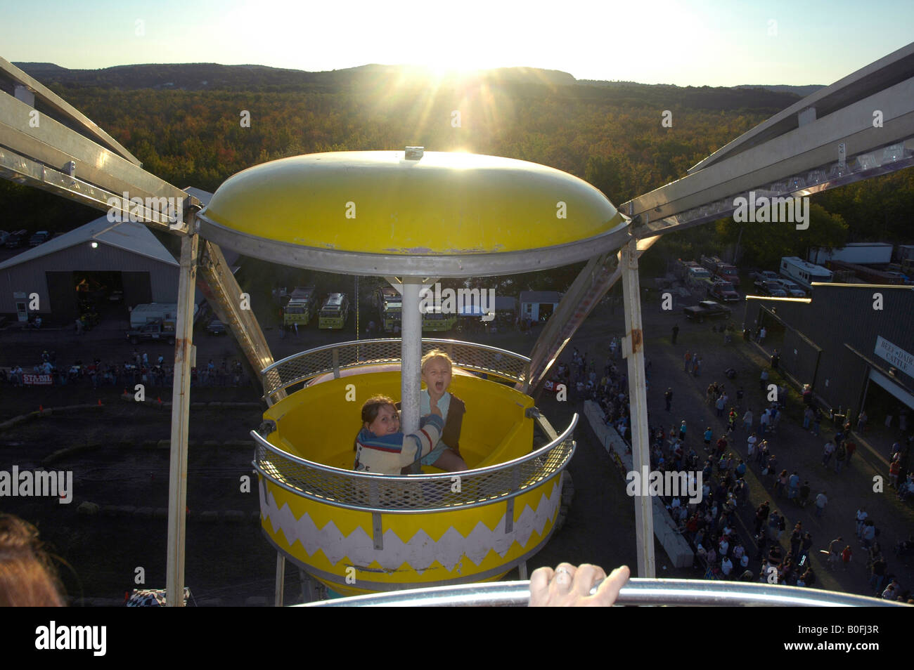 Otto anni di ragazze sulla ruota panoramica Ferris a Fiera di Durham Durham Connecticut Foto Stock