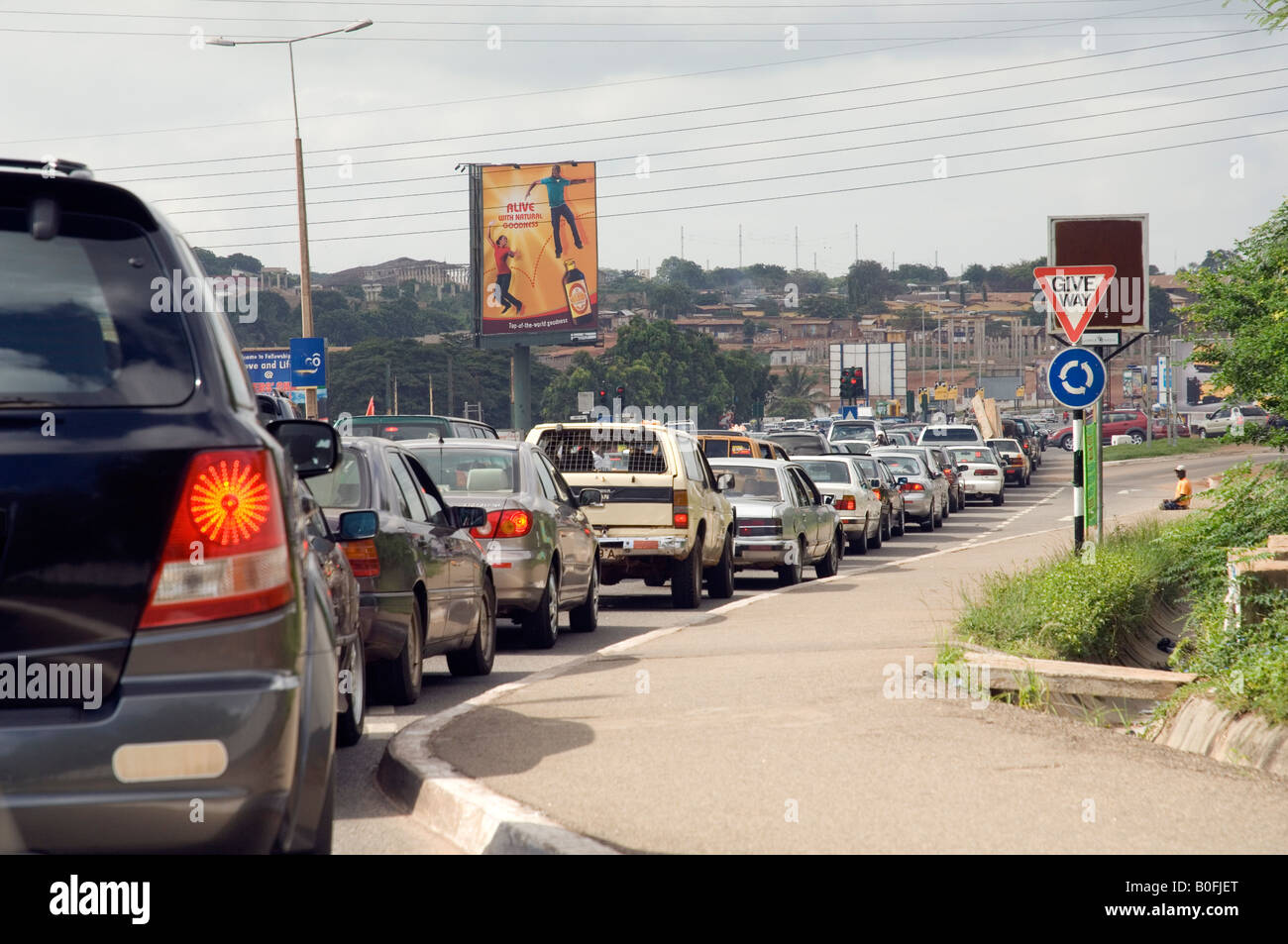 Ogni giorno gli inceppamenti di traffico sono una visione comune per le strade di Accra Foto Stock