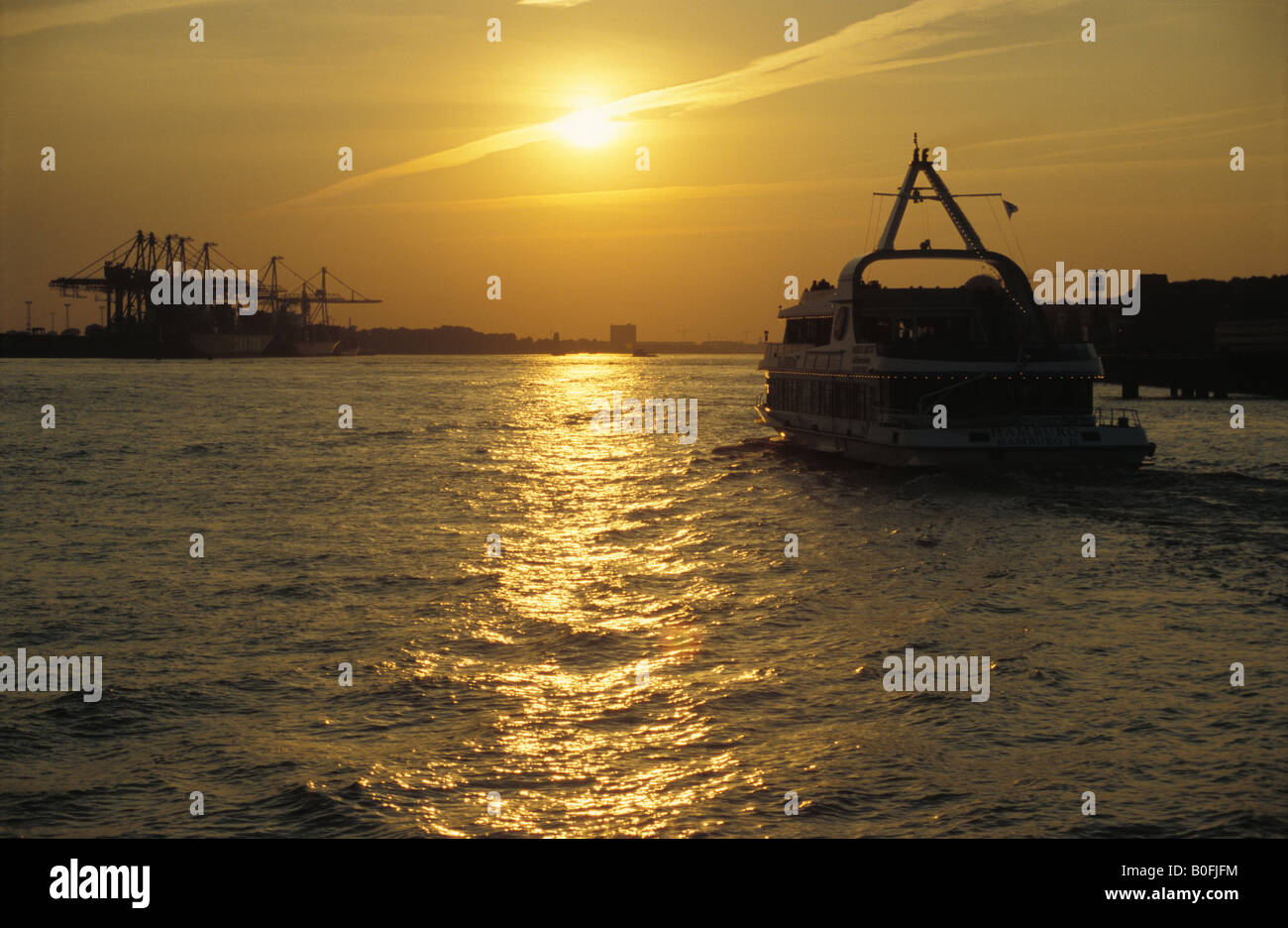 Crociera nel Porto di barca sul fiume Elba a Amburgo, Germania Foto Stock