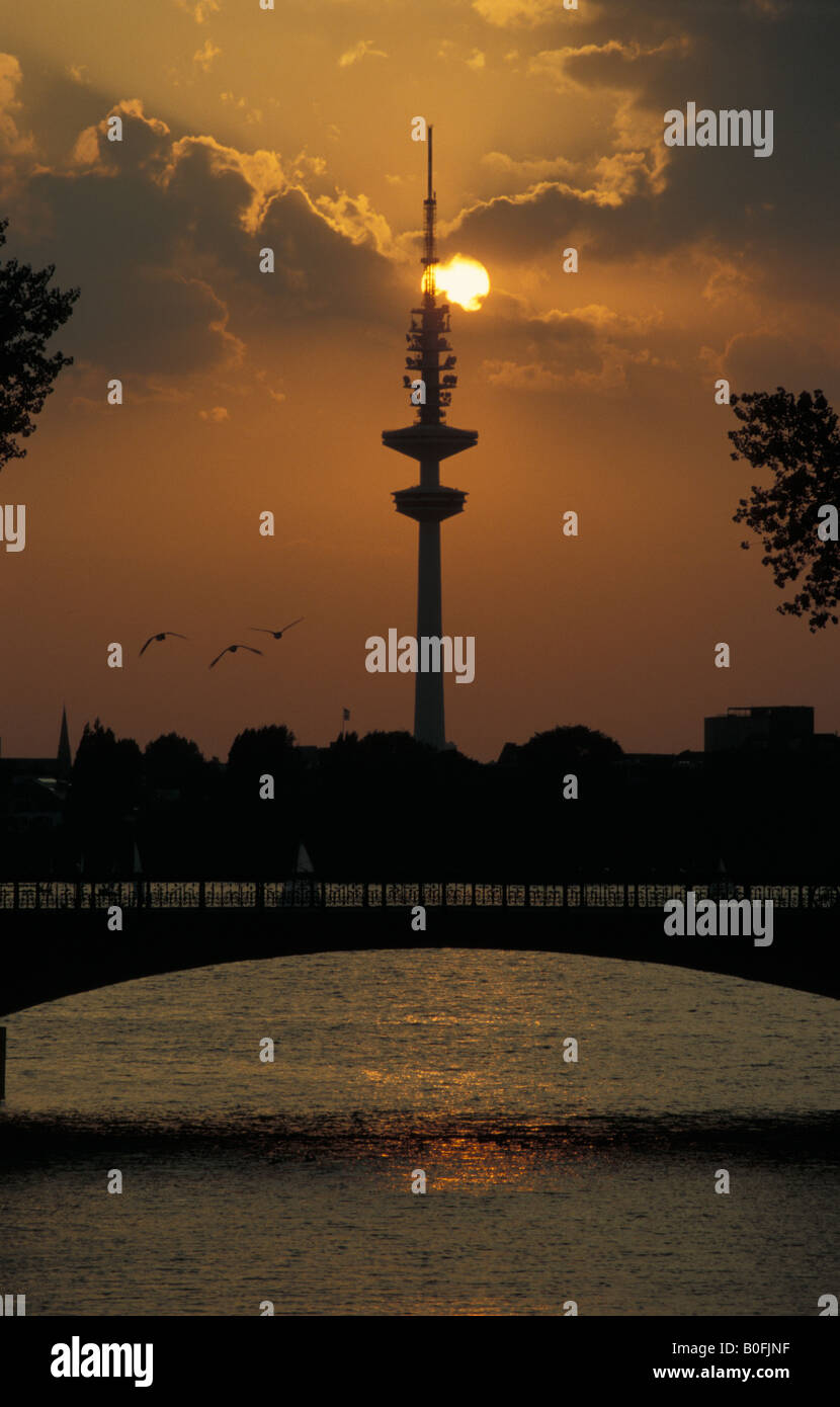 Lago Aussenalster nel mezzo di Amburgo con Schwanenwik bridge e la torre della televisione, Germania Foto Stock