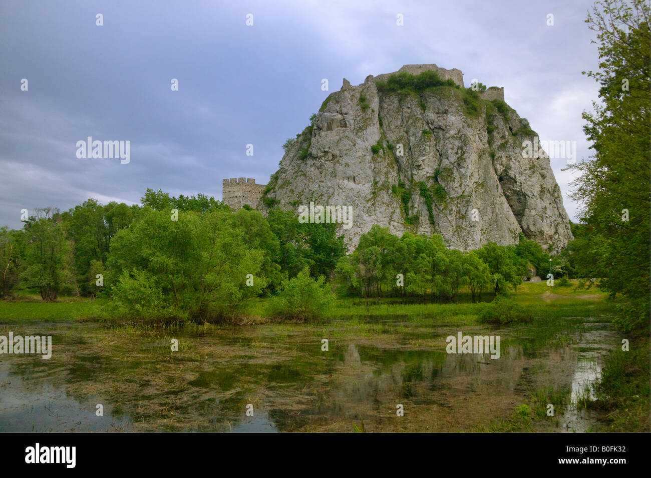Il Castello di Devin dal fiume Bratislava Slovacchia Foto Stock