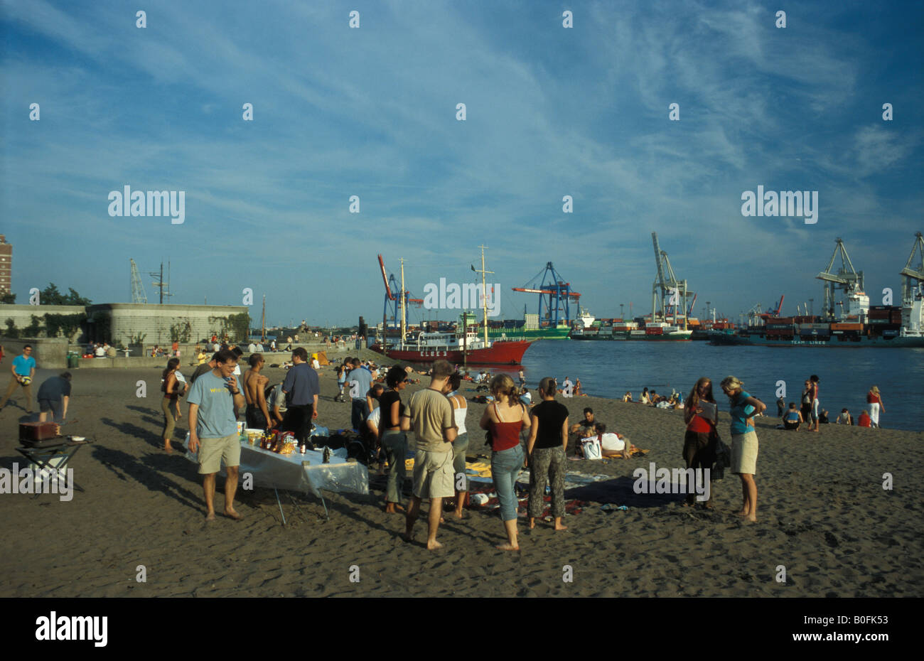 La vita in spiaggia in estate a Altona Elbstrand sul fiume Elba a Amburgo, Germania Foto Stock