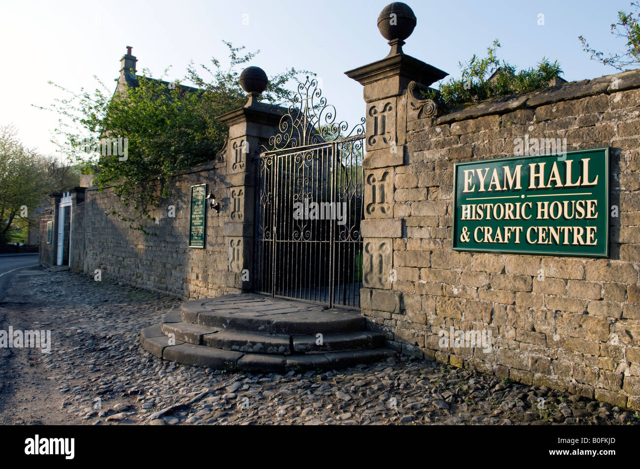 Cancelli di ingresso a Eyam Hall nel Derbyshire "Gran Bretagna" Foto Stock