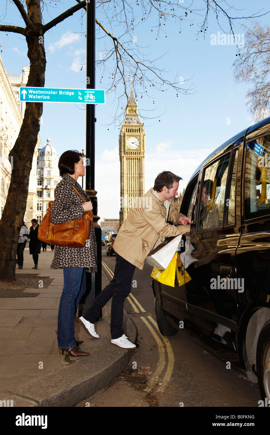 Paio di Londra con il taxi, Big Ben dietro Foto Stock