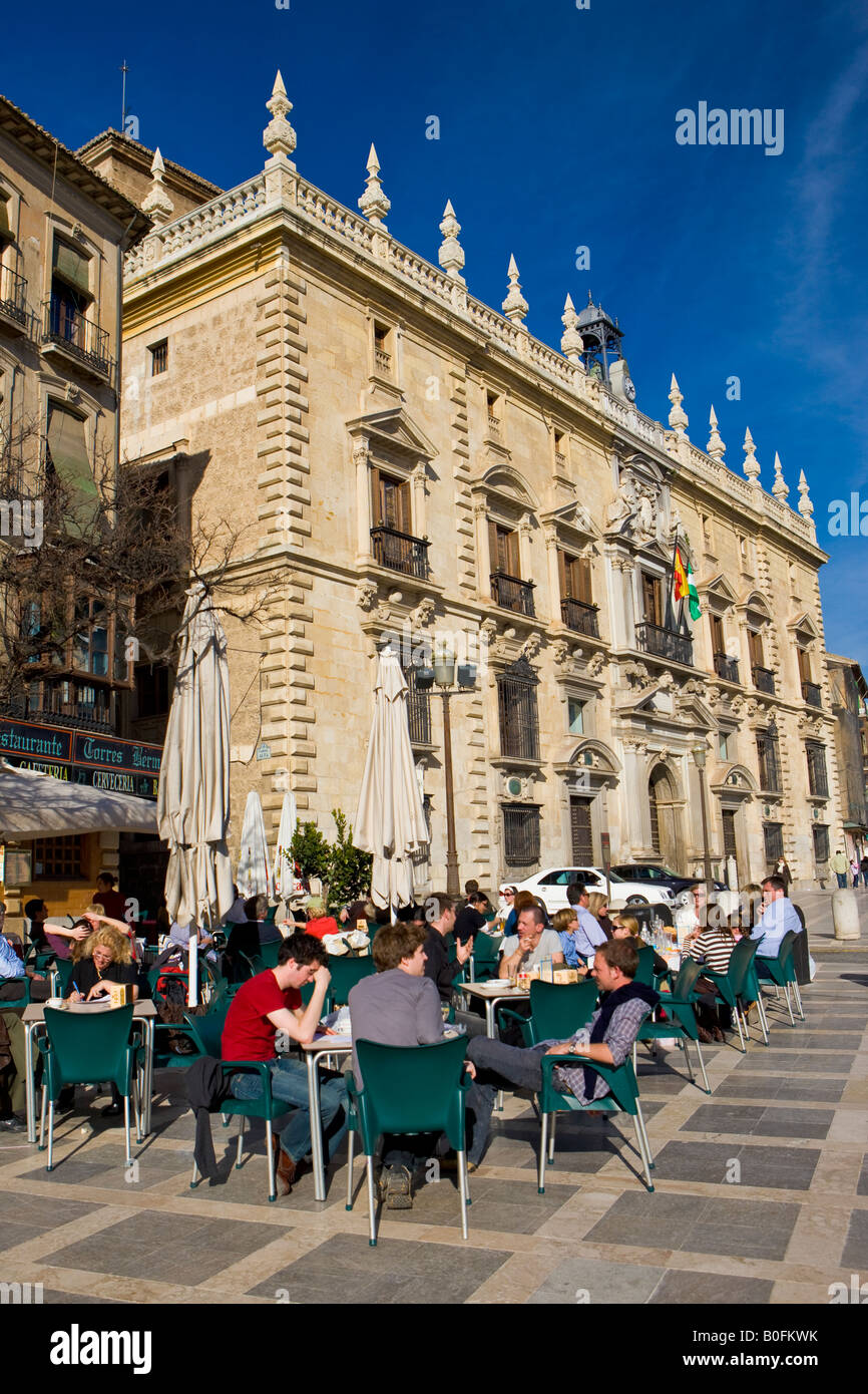 Street cafe in Plaza Nueva con il XVI secolo Cancelleria Reale (Real Chancilleria), in background, quartiere Albayzin Foto Stock